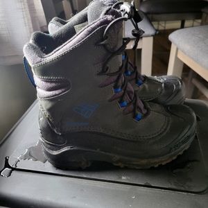 Boys size 5 Columbia boots, used has some mud that I have been trying to clean.